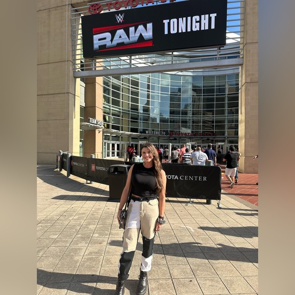 Like this to know when I go live!!!! 🫶🏼 - Picture 6 of 11